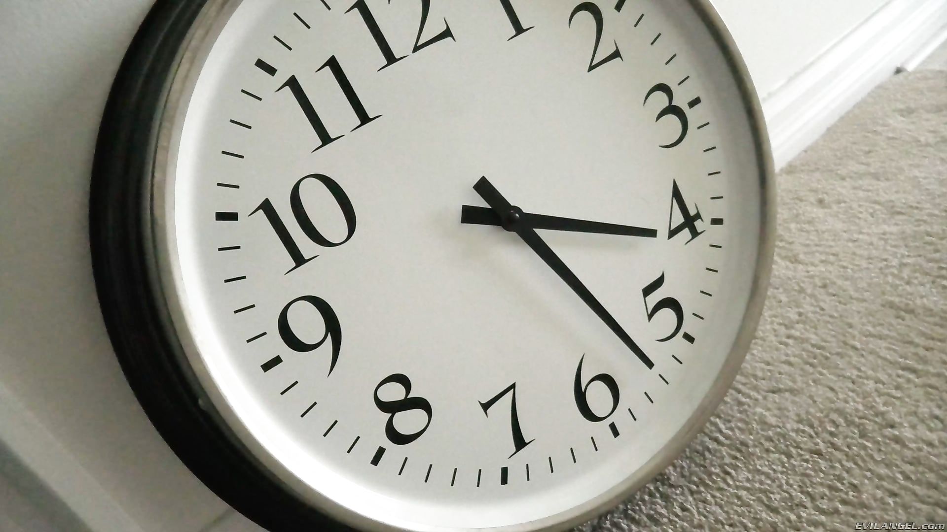 Anal Threesome: Tattooed Leigh Squirts