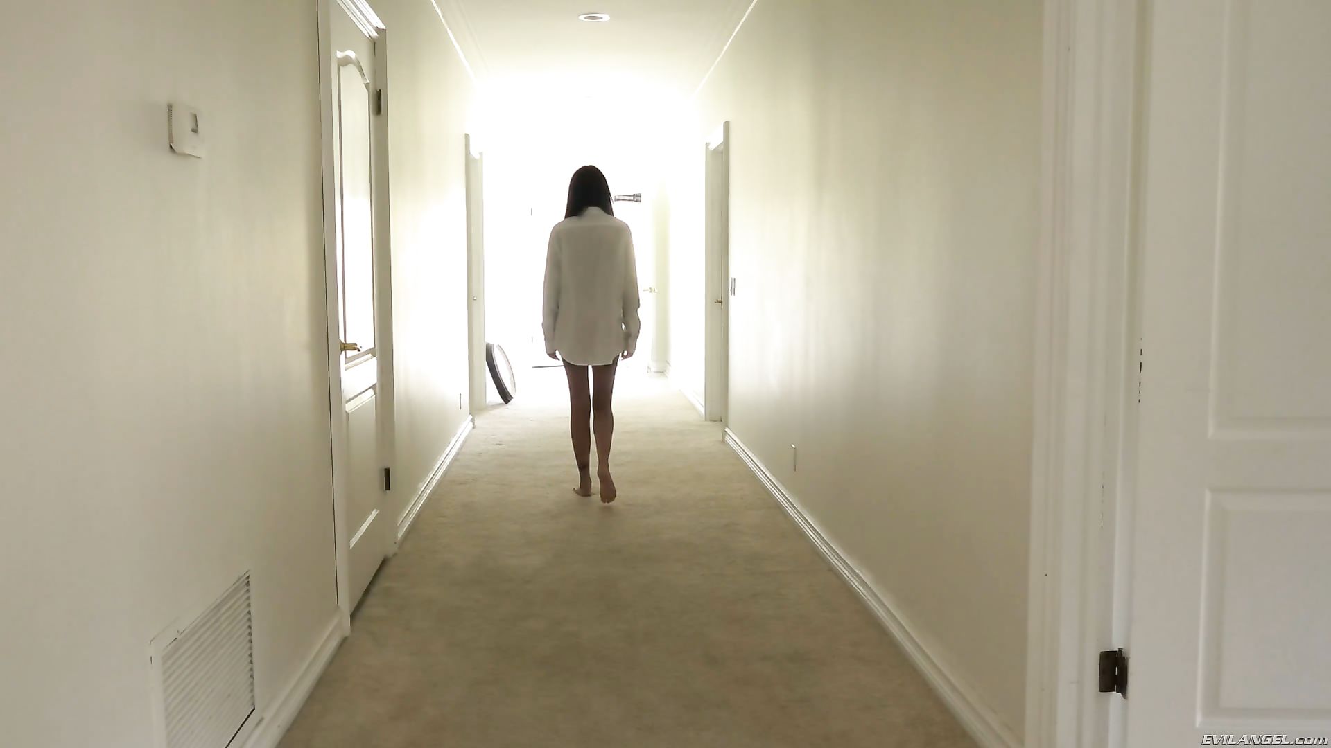 Anal Threesome: Tattooed Leigh Squirts