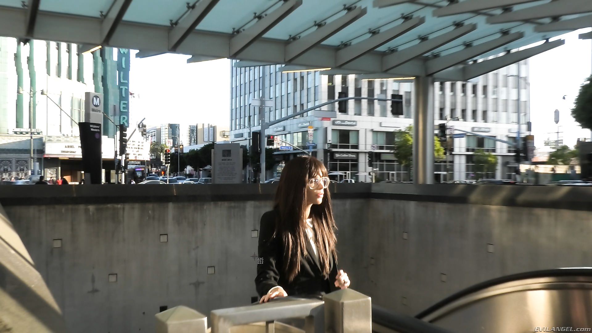 Anal Threesome: Tattooed Leigh Squirts