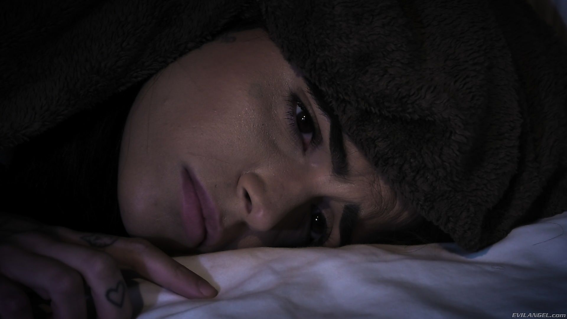 Anal Threesome: Tattooed Leigh Squirts