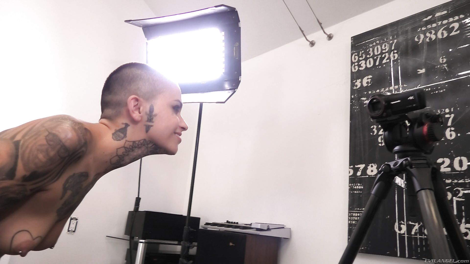 Anal Threesome: Tattooed Leigh Squirts