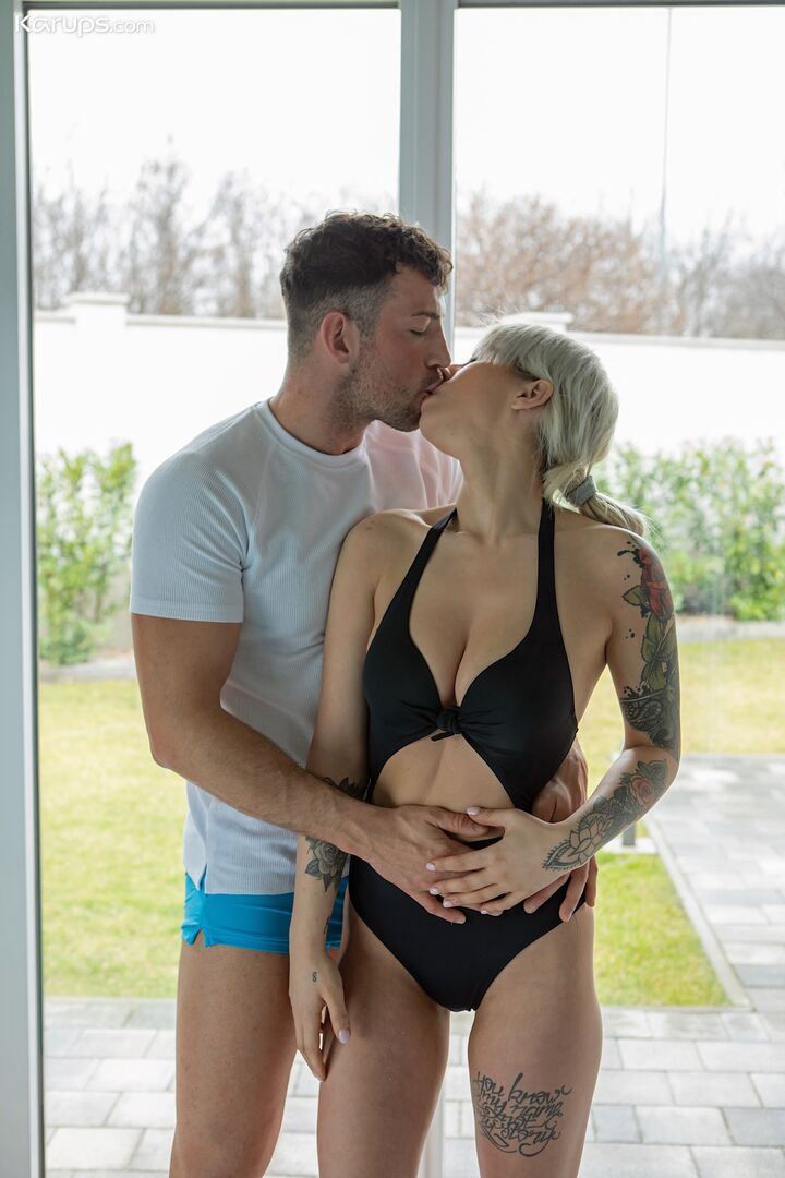 TITS IN THE SPLASH ZONE