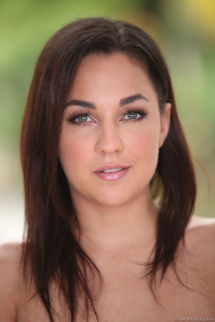 3-HOLE AMARA'S BIG BLACK COCK STEPBRO