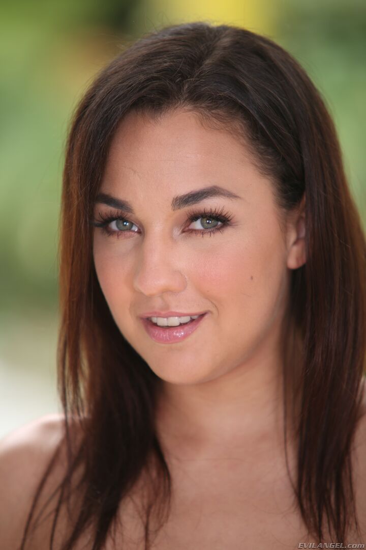 3-HOLE AMARA'S BIG BLACK COCK STEPBRO