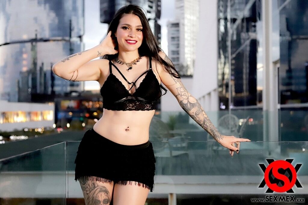 LOVELY AUNTIE . SOL RAVEN