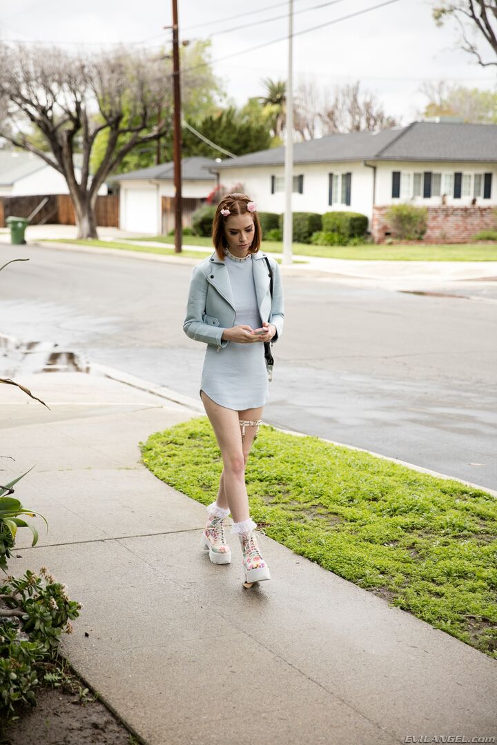 SQUIRTING REDHEAD'S ANAL ONLINE HOOKUP