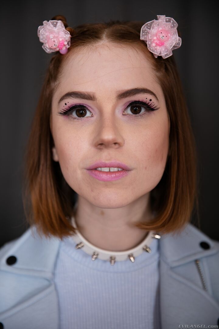 SQUIRTING REDHEAD'S ANAL ONLINE HOOKUP