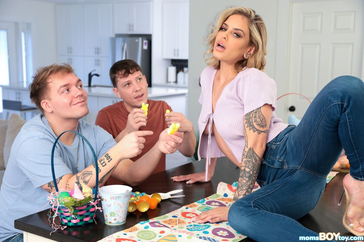 Easter Playthings For Stepmom - S3:E7