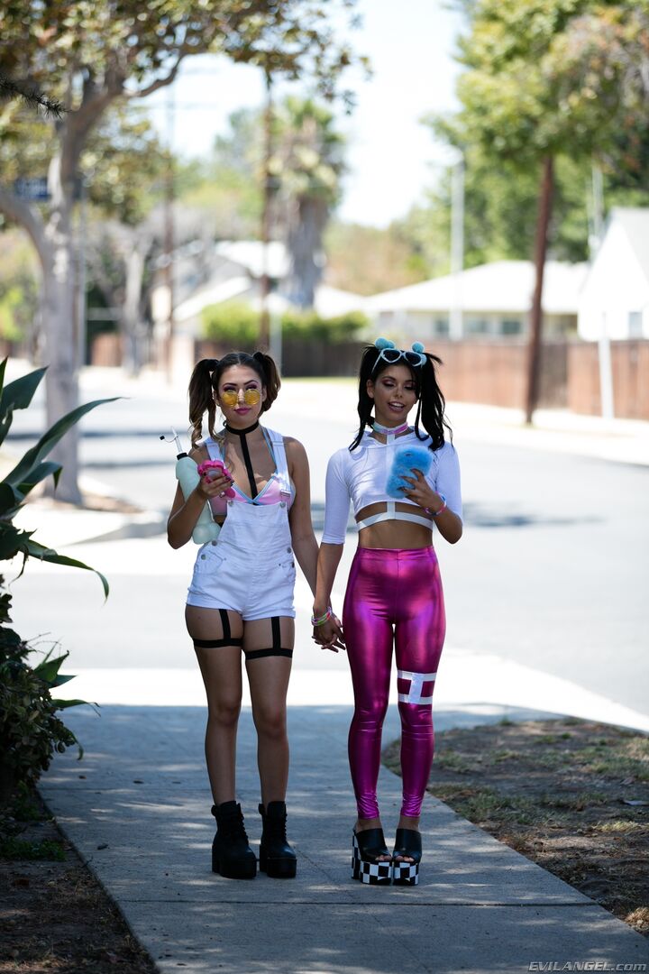 Internet Hook-Up: Squirting Threesome