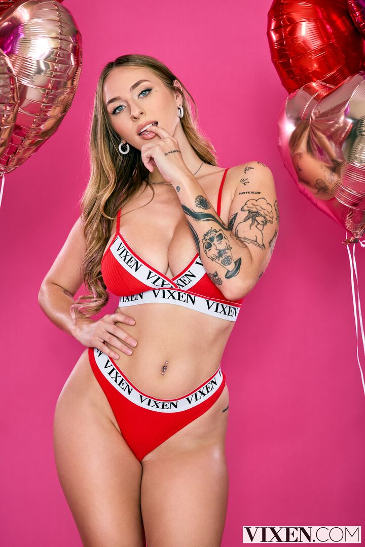 Curvy Beauty Angel Youngs Gets Stretched Out