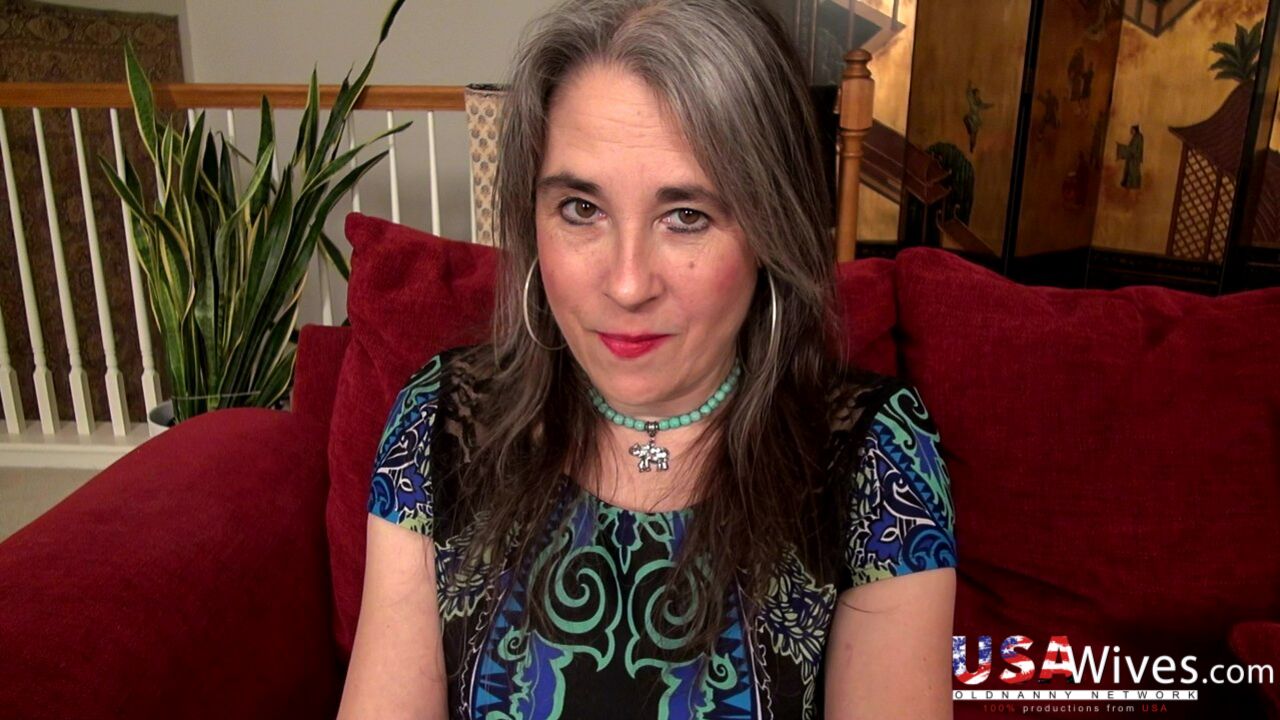 MATURE US LADY MARIE IN SEXY DESSOUS USING DILDO ON HER HAIRY PUSSY