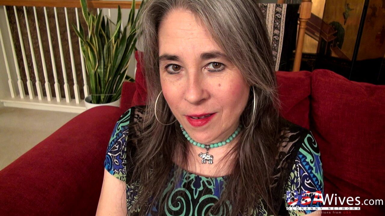 MATURE US LADY MARIE IN SEXY DESSOUS USING DILDO ON HER HAIRY PUSSY