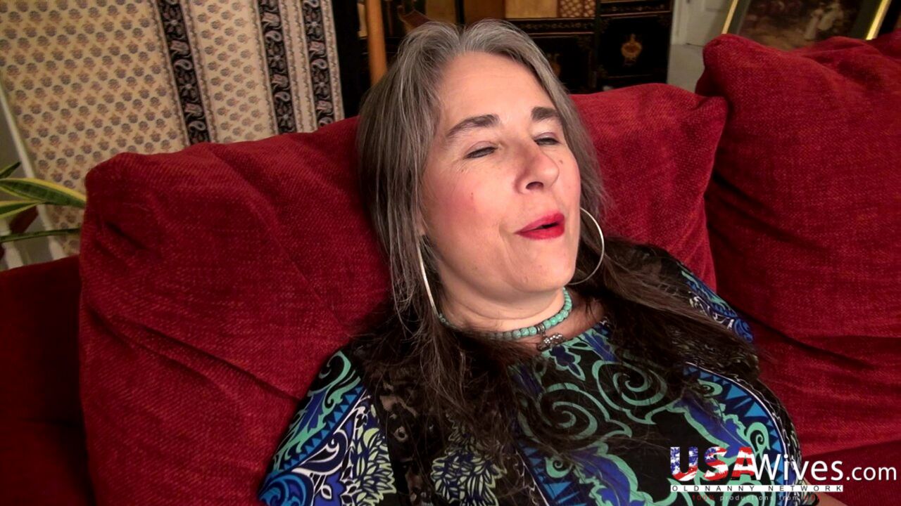 MATURE US LADY MARIE IN SEXY DESSOUS USING DILDO ON HER HAIRY PUSSY