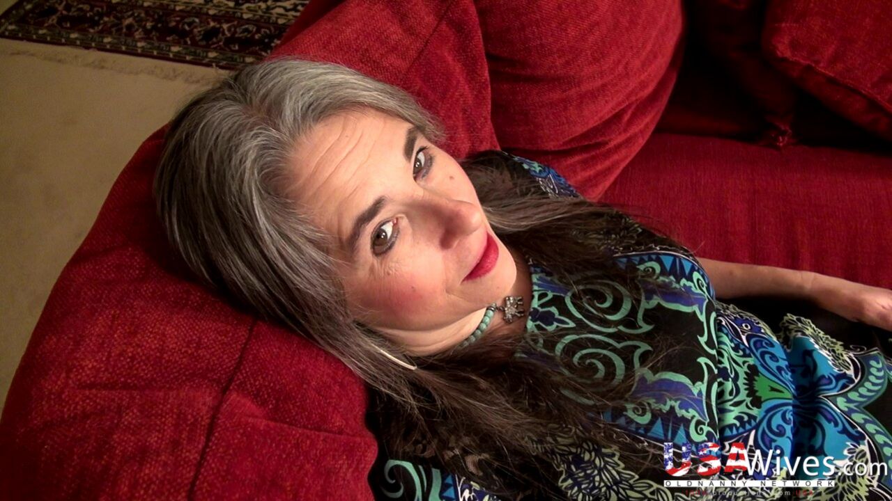 MATURE US LADY MARIE IN SEXY DESSOUS USING DILDO ON HER HAIRY PUSSY