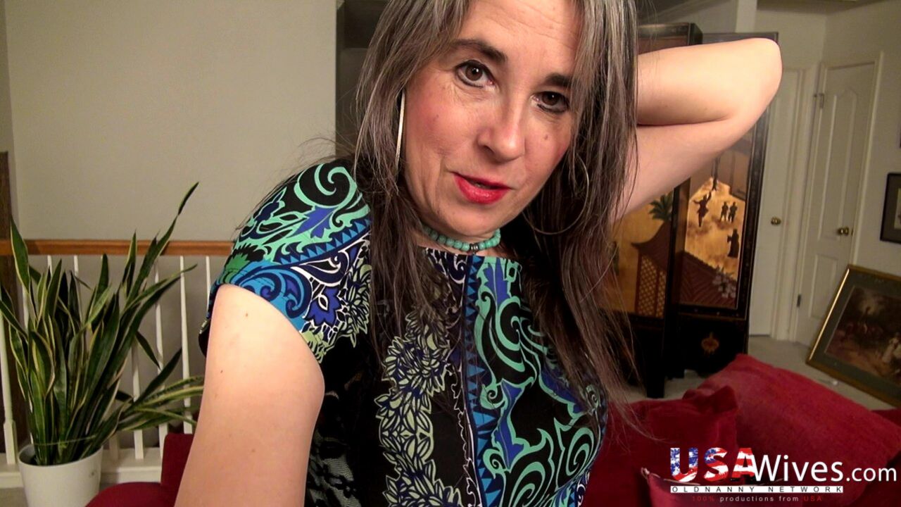 MATURE US LADY MARIE IN SEXY DESSOUS USING DILDO ON HER HAIRY PUSSY