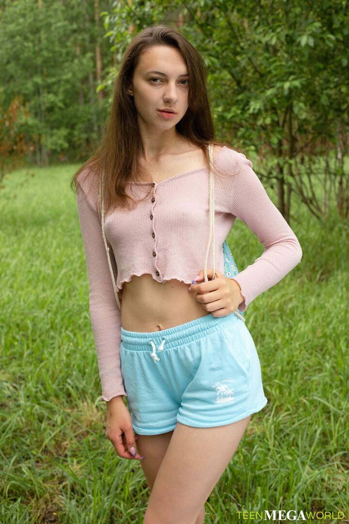 Lovers get an orgasm outdoors