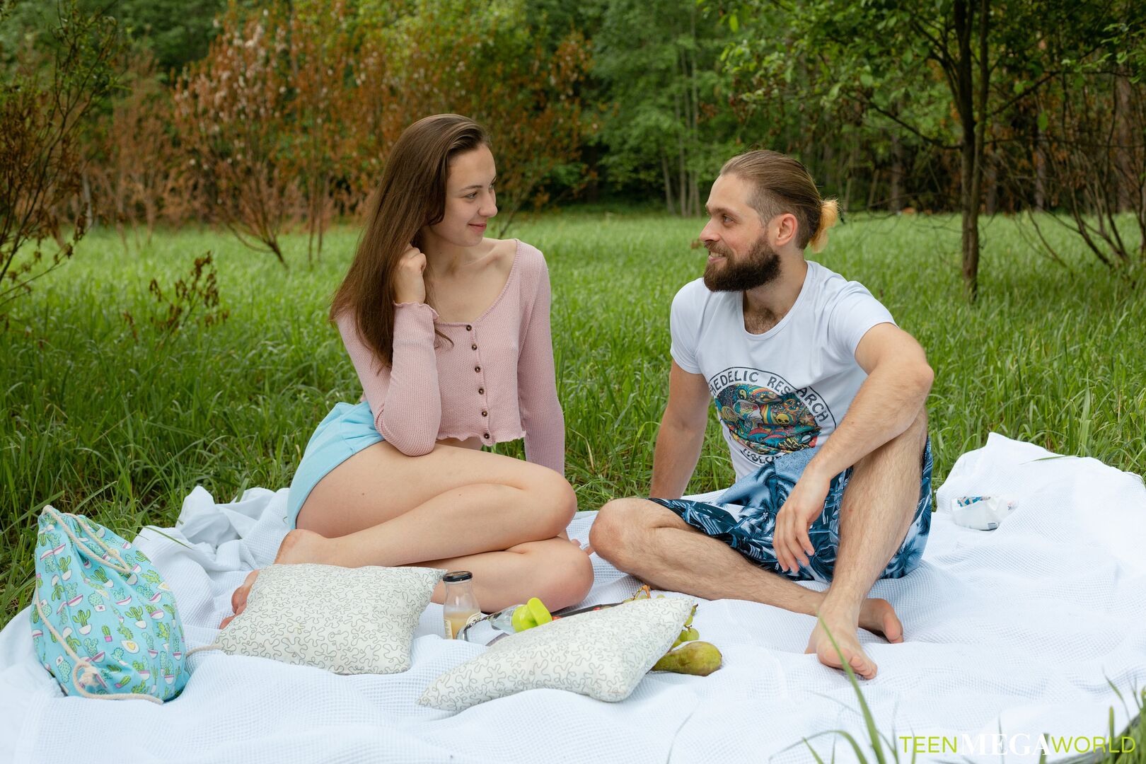 Lovers get an orgasm outdoors