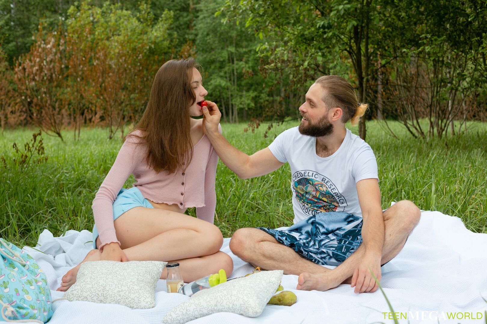 Lovers get an orgasm outdoors