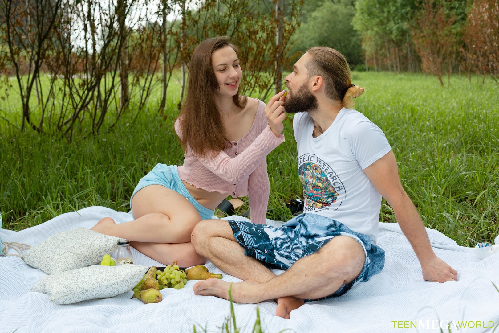 Lovers get an orgasm outdoors