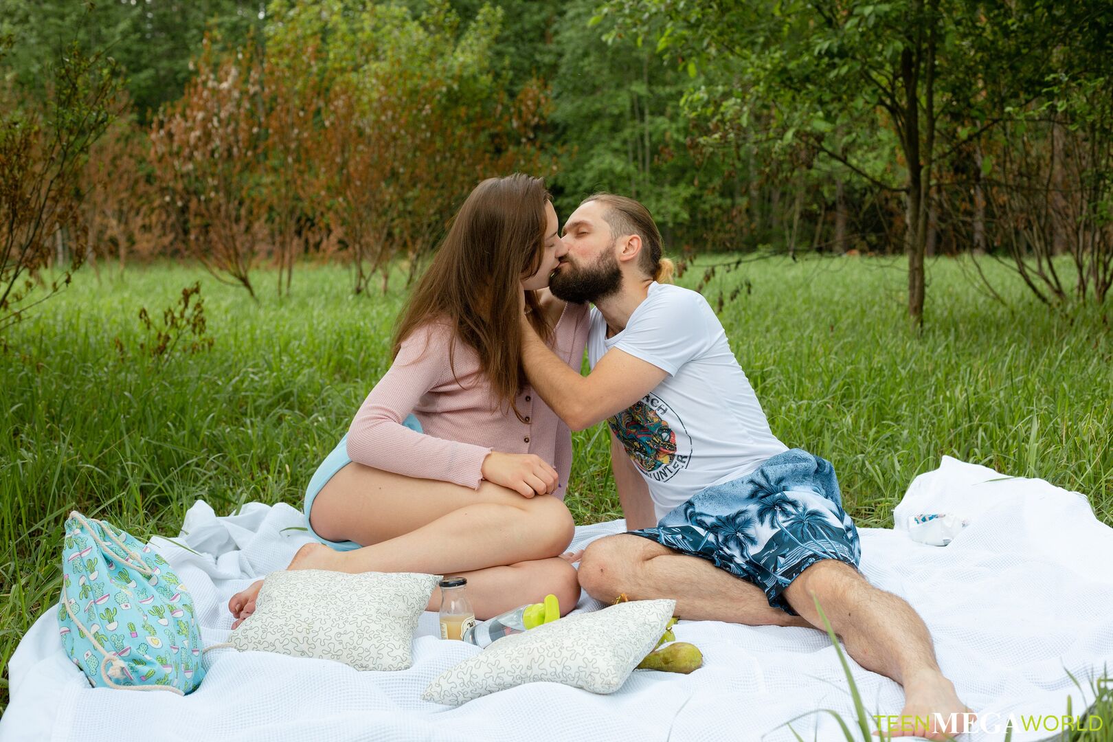 Lovers get an orgasm outdoors