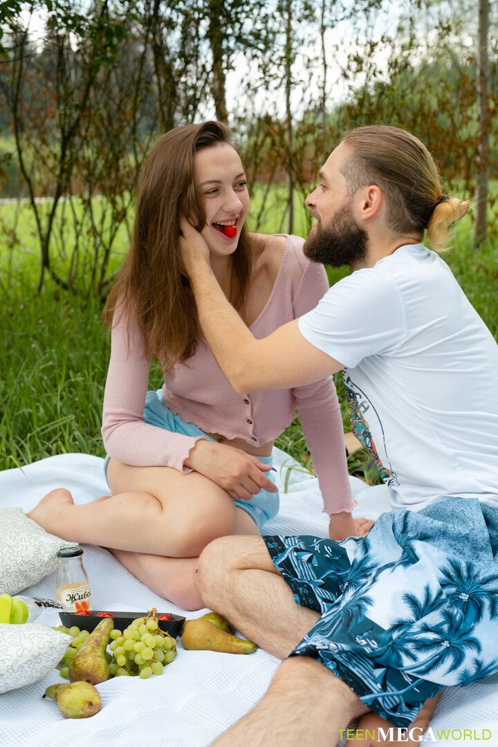 Lovers get an orgasm outdoors
