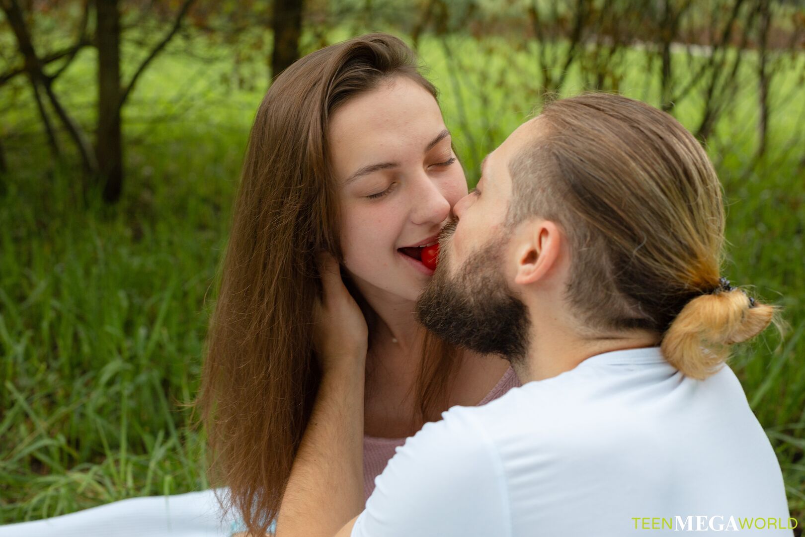 Lovers get an orgasm outdoors