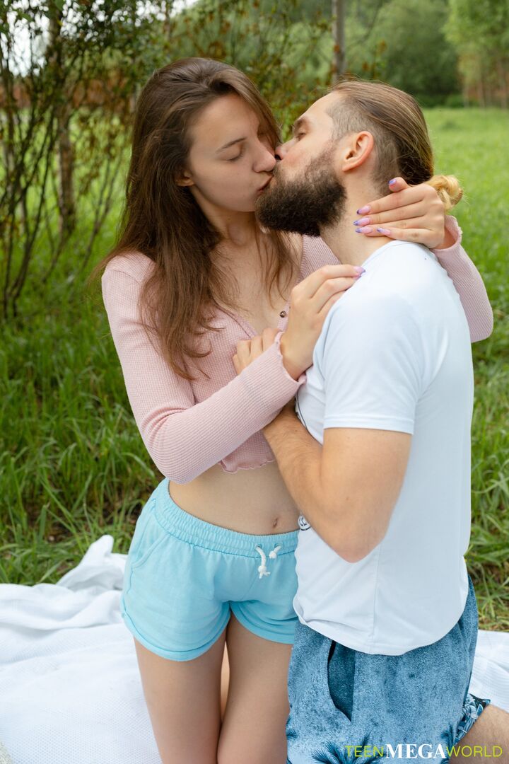 Lovers get an orgasm outdoors