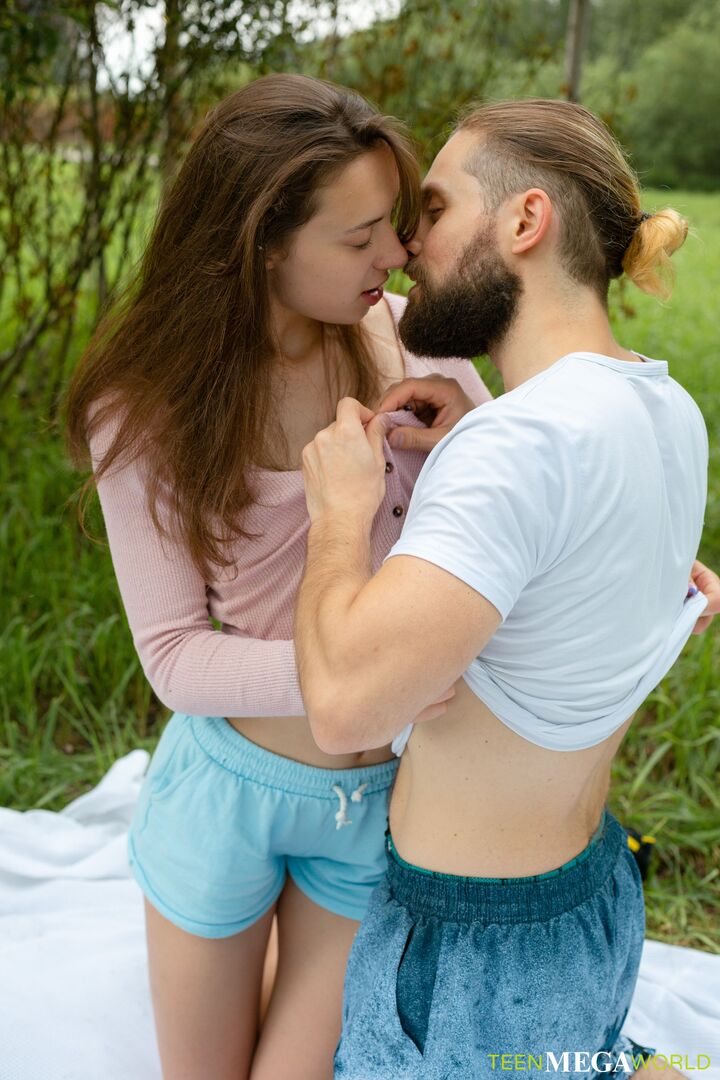 Lovers get an orgasm outdoors