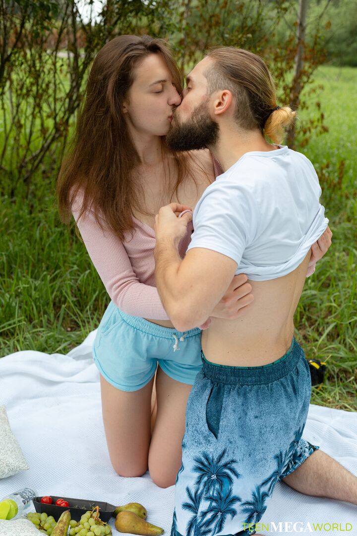 Lovers get an orgasm outdoors