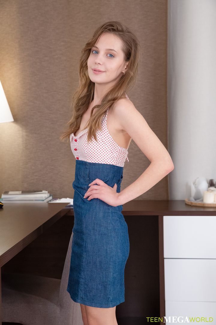 Hottie dines with fresh sperm