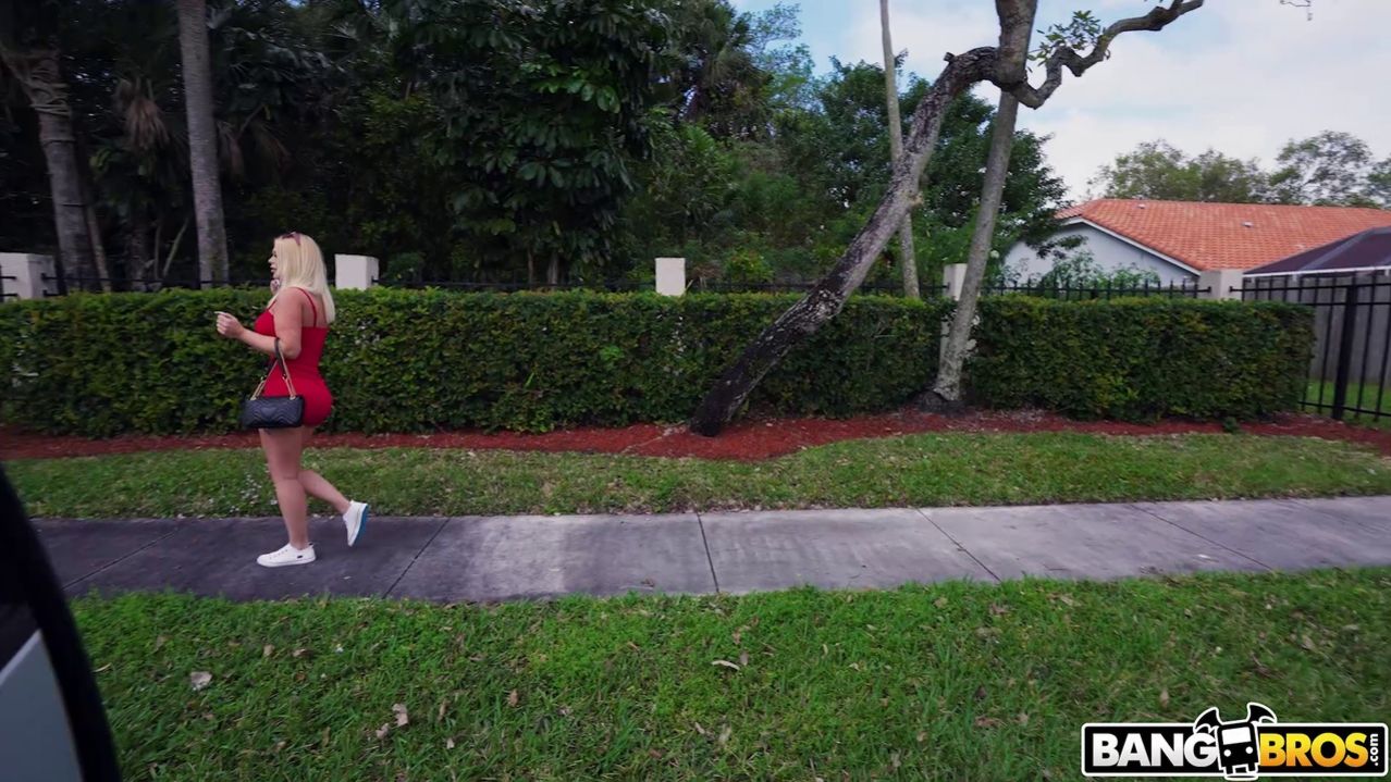 Lap Dancing with Paris Banks