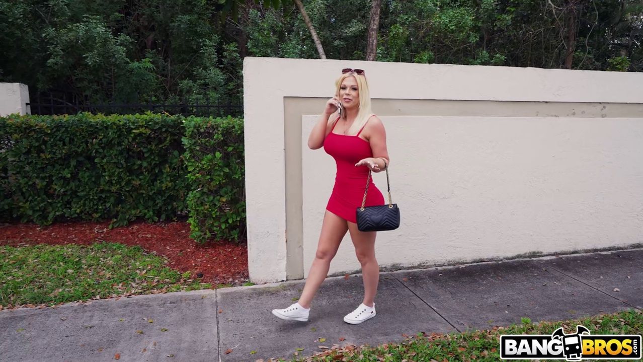 Lap Dancing with Paris Banks