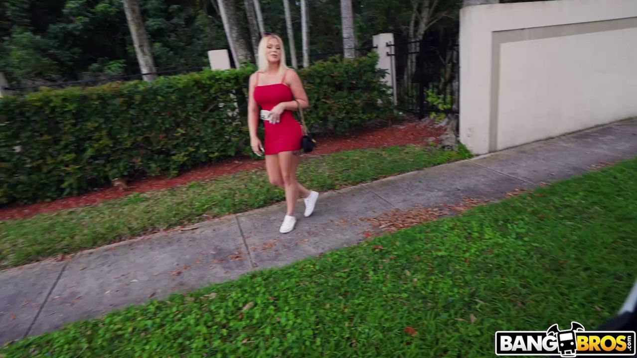 Lap Dancing with Paris Banks