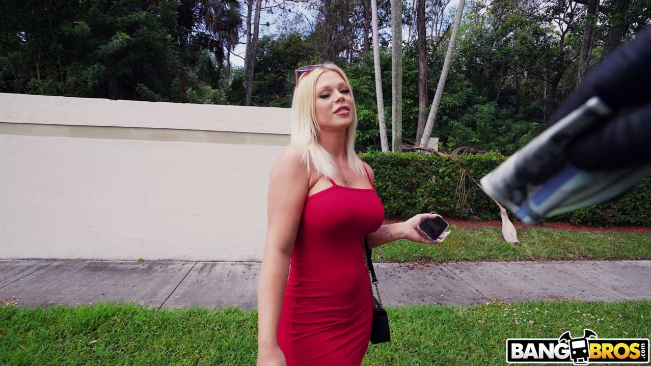 Lap Dancing with Paris Banks