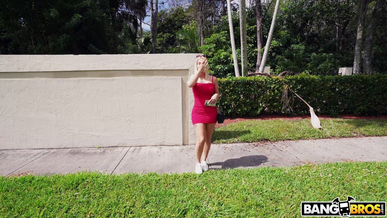 Lap Dancing with Paris Banks