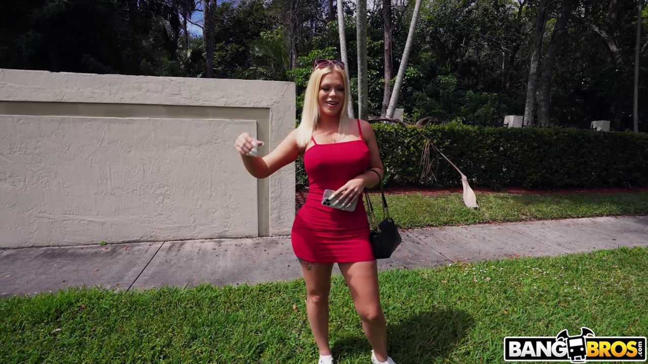 Lap Dancing with Paris Banks