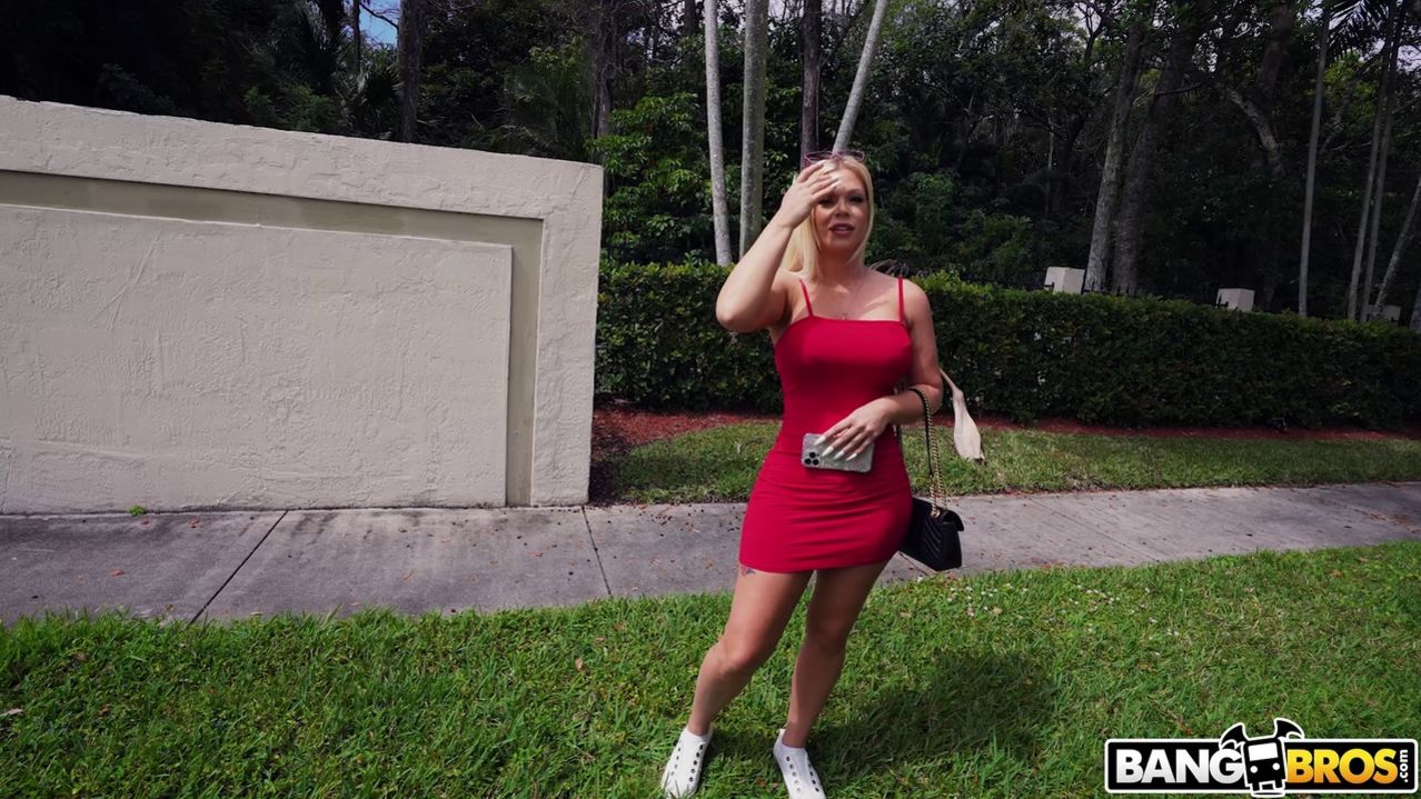 Lap Dancing with Paris Banks