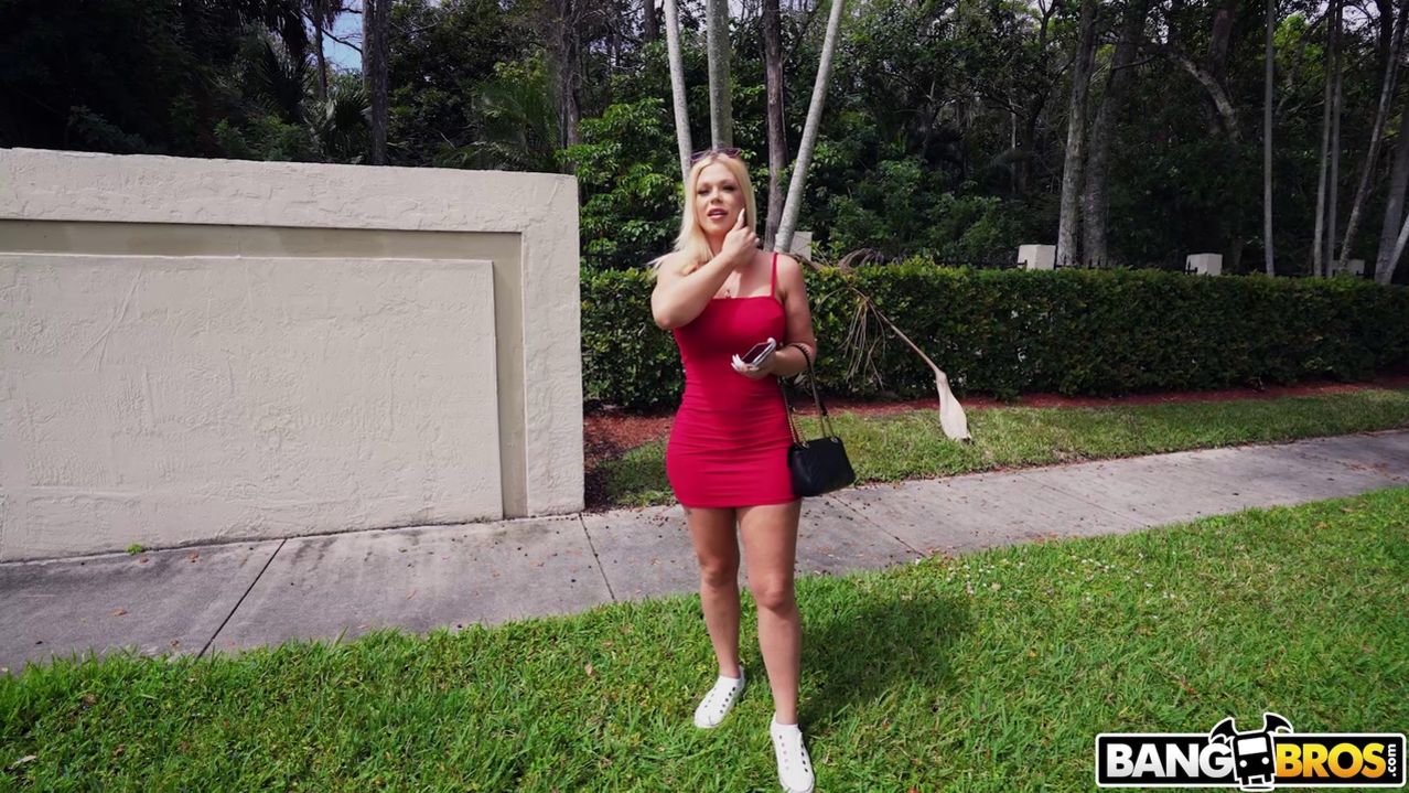 Lap Dancing with Paris Banks