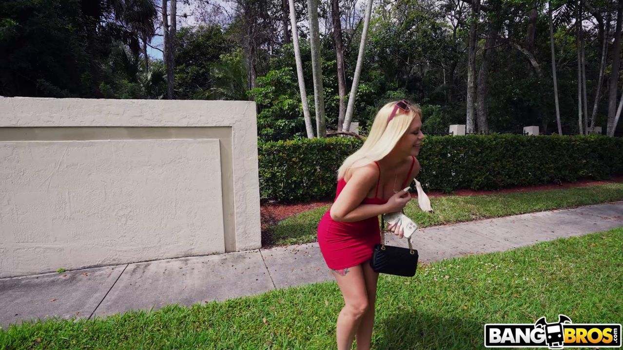 Lap Dancing with Paris Banks