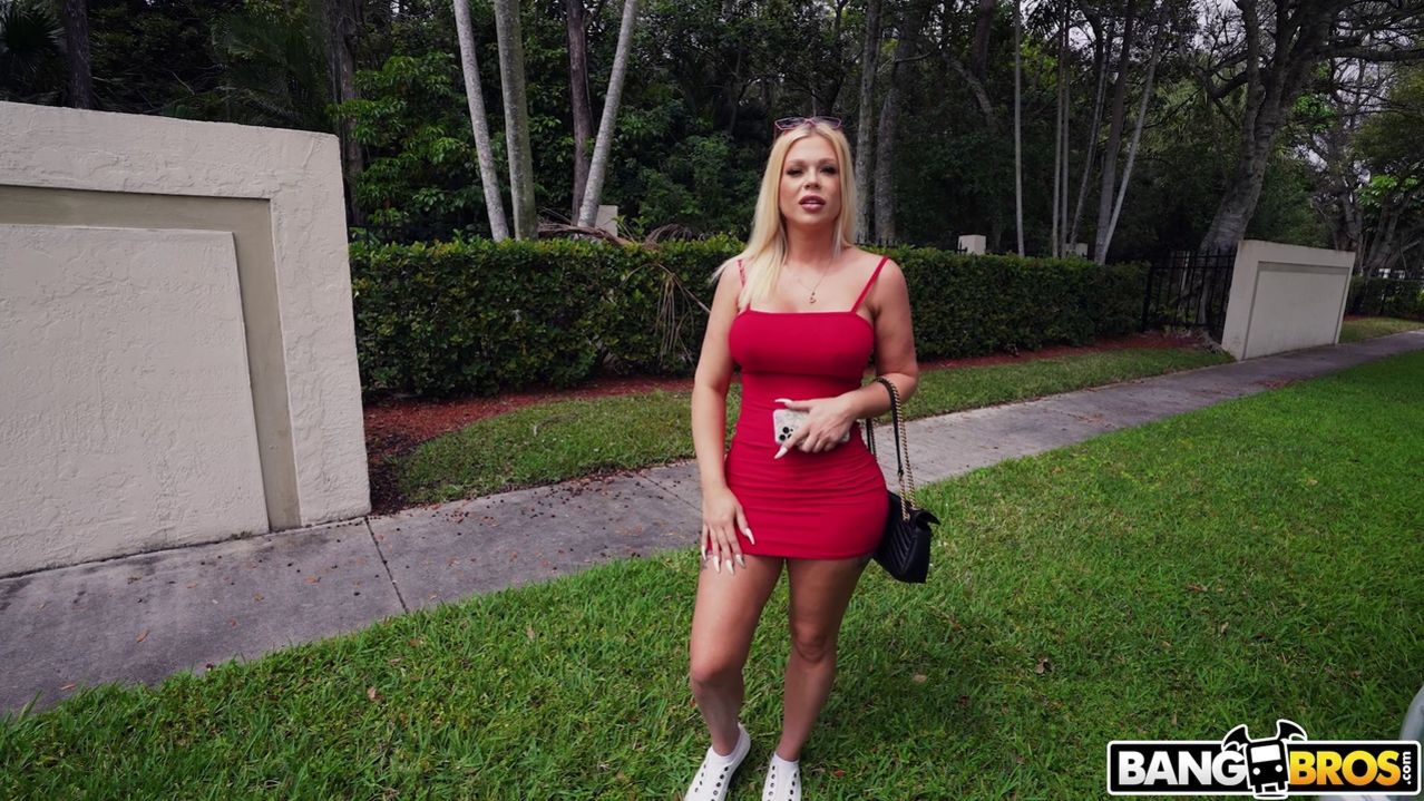 Lap Dancing with Paris Banks