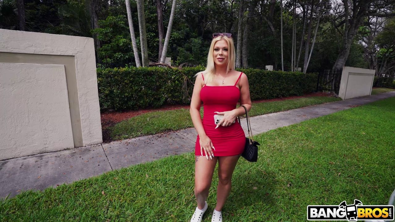 Lap Dancing with Paris Banks