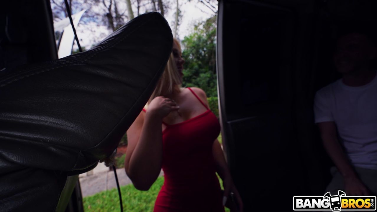 Lap Dancing with Paris Banks