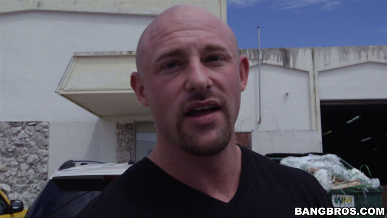 Kelsi Monroe Takes on 4 cocks!