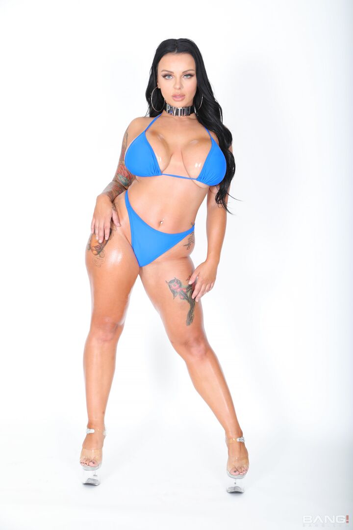 Payton Preslee Gets Her Pierced Pussy Eaten Then Fucked Hard