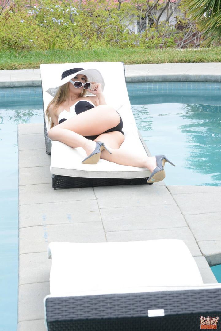 Jillian Janson sex in the pool