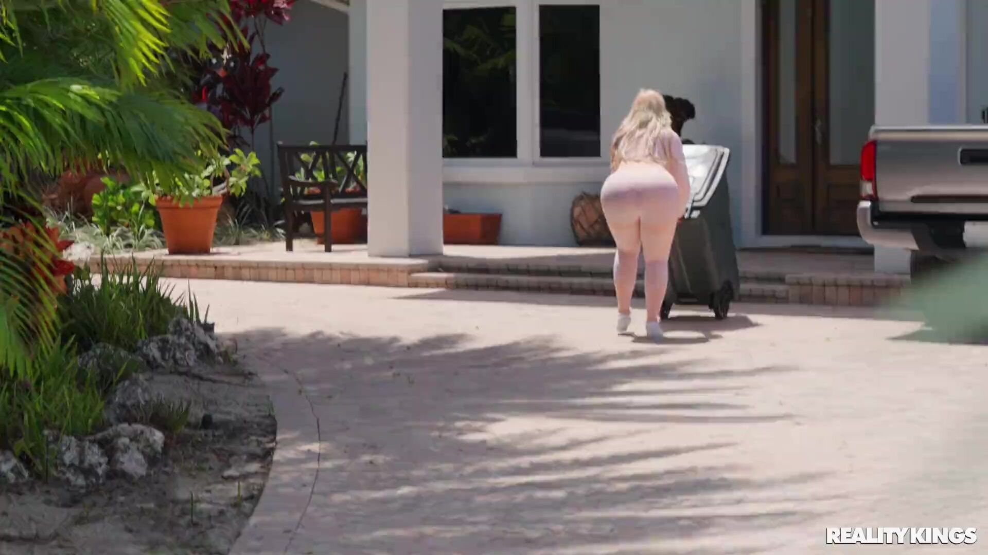 Parkouring Her Pussy