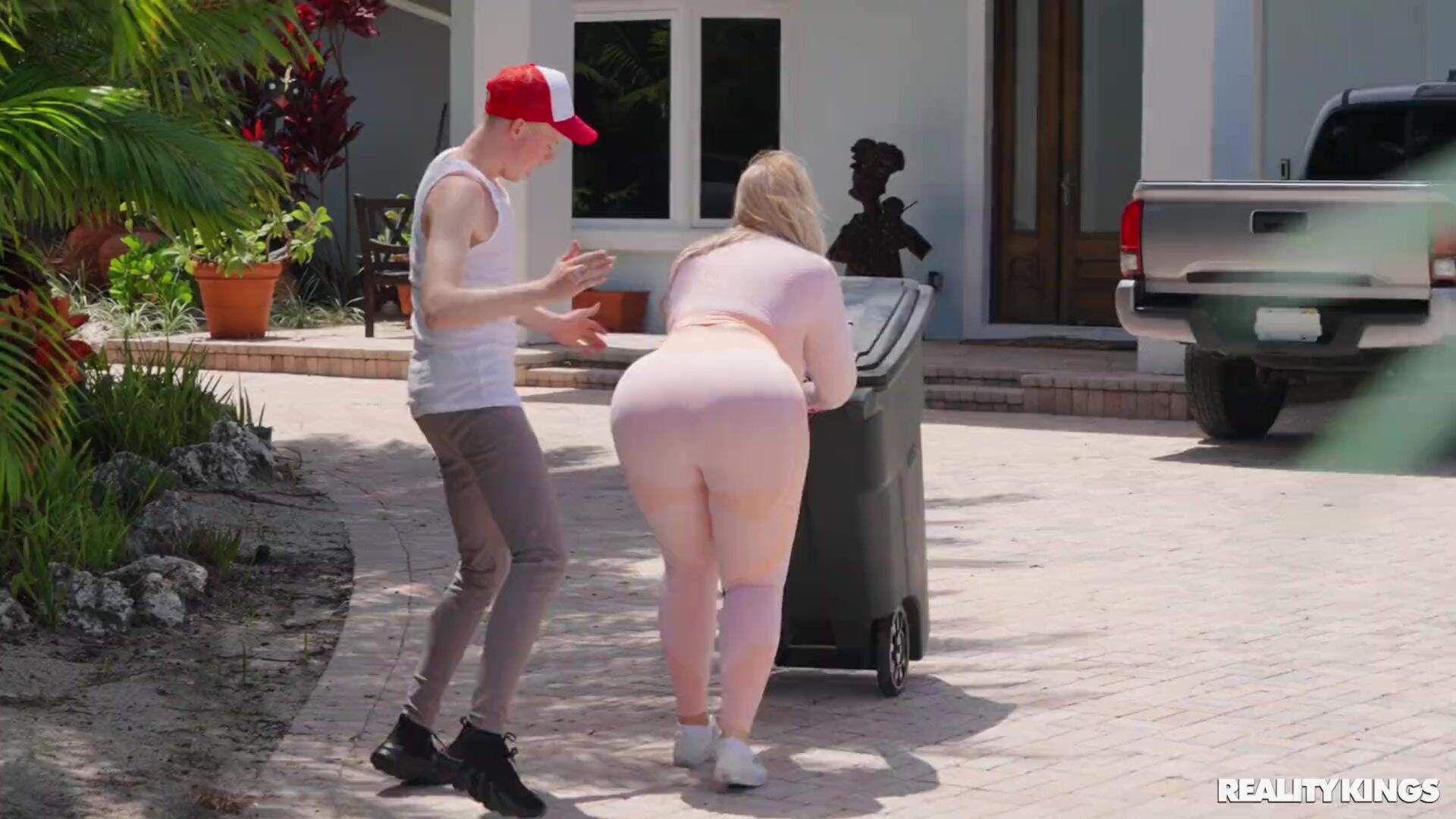 Parkouring Her Pussy