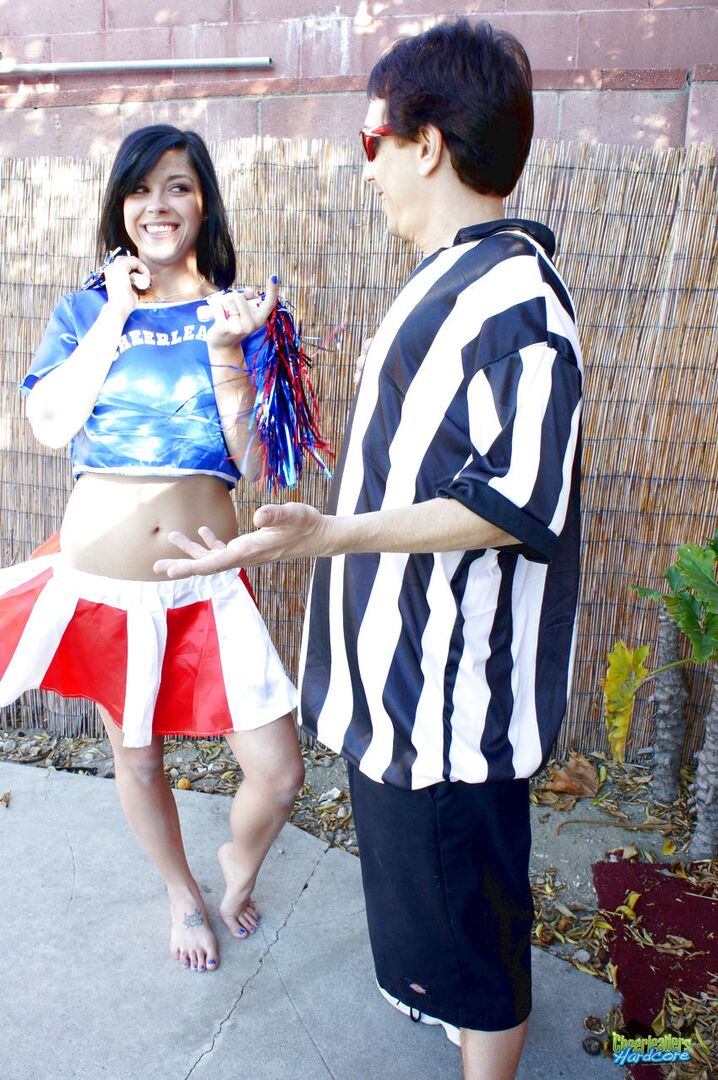 Savannah seduces the referee