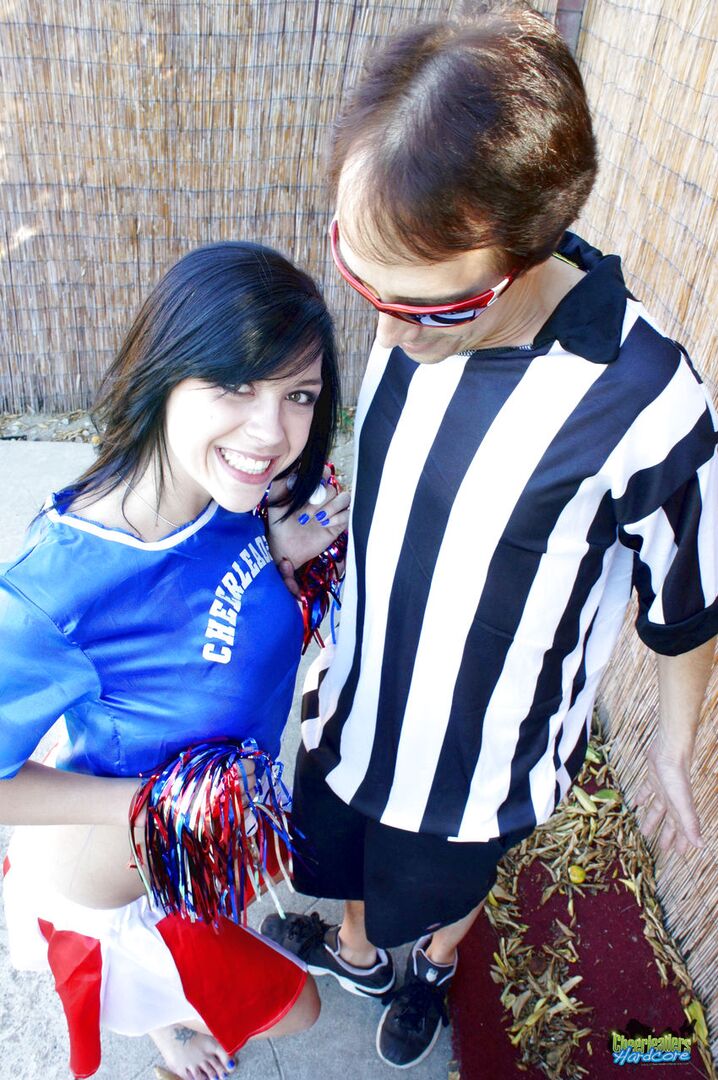 Savannah seduces the referee