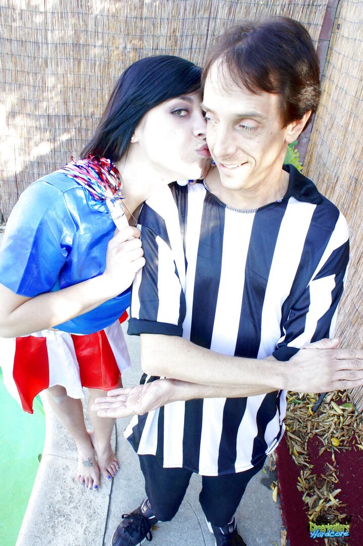 Savannah seduces the referee